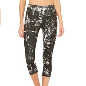 ALO Yoga Airbrush Tie Dye Capri Leggings In Black Magma/Black Marble Small